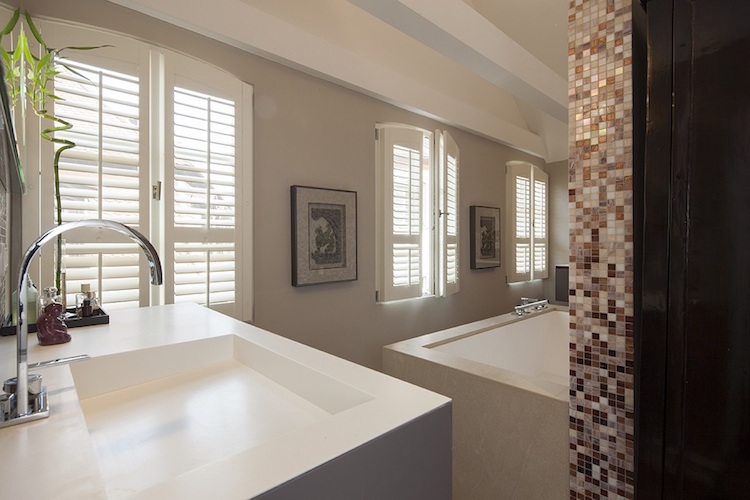 wooden-shutters-bathroom